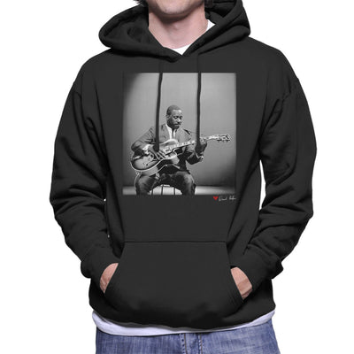 Wes Montgomery Playing Guitar 1964 Men's Hooded Sweatshirt - FotoGrafica