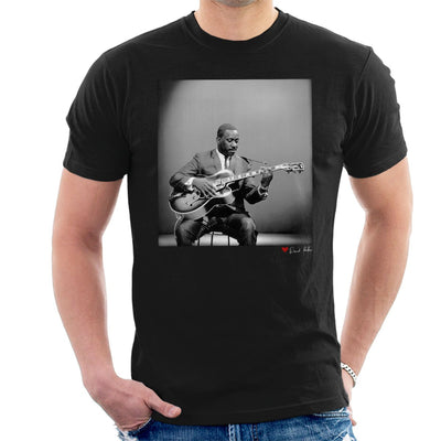 Wes Montgomery Playing Guitar 1964 Men's T-Shirt - FotoGrafica