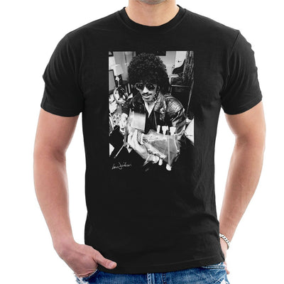 Phil Lynott Of Thin Lizzy Playing Acoustic 1976 Men's T-Shirt - FotoGrafica